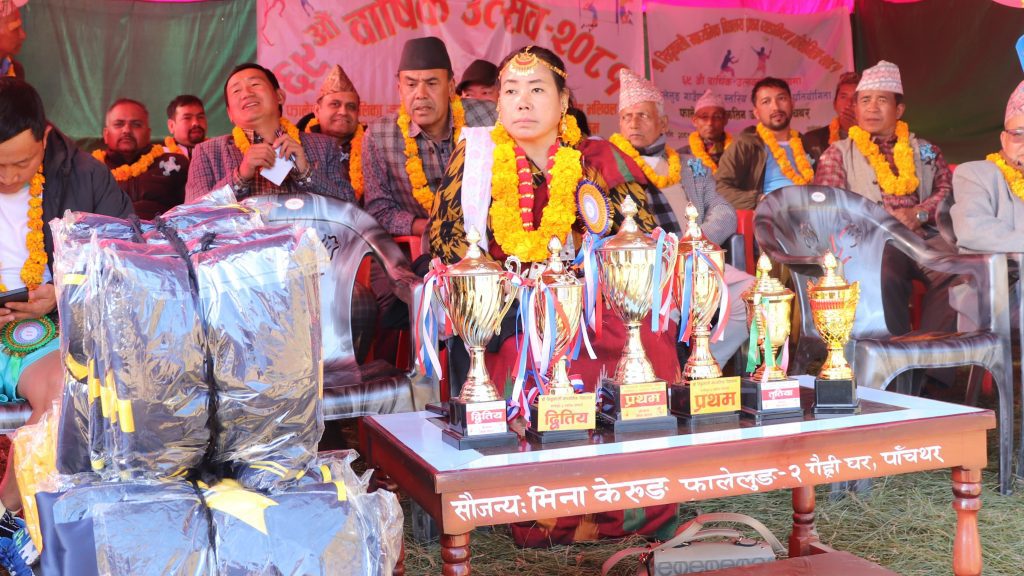 विद्यालयको वार्षिक उत्सवमा विद्यार्थीहरुलाई न्यानो कपडा वितरण
