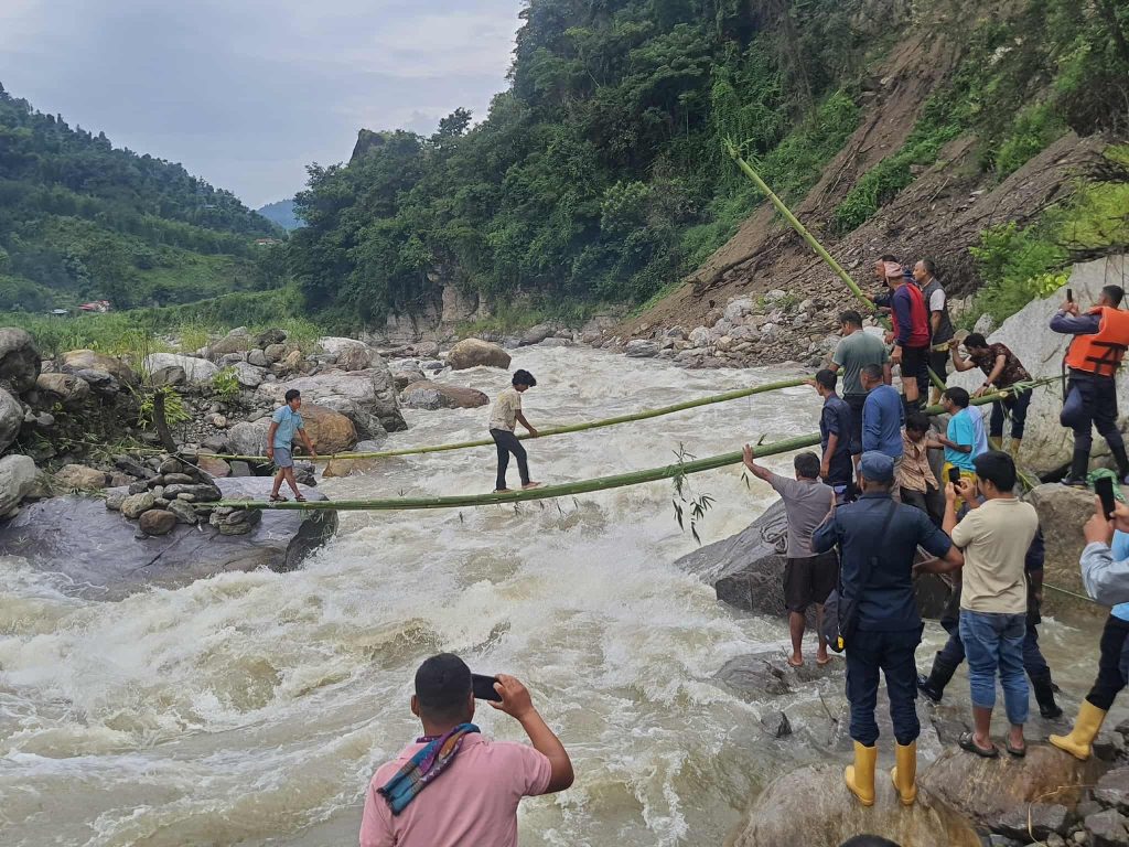 खोलामा फसेकाहरुको १२ घण्टापछि उद्धार