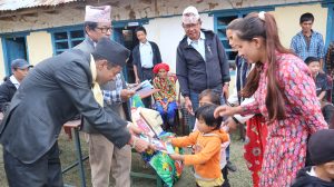 रास्वपा सभापतीद्धारा विद्यार्थीलाई शैक्षिक सामाग्री बितरण