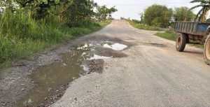 भद्रपुर-जलथल-राजगढ सडक भत्किन थालेपछि दुर्घटनाको जोखिम बढ्दै