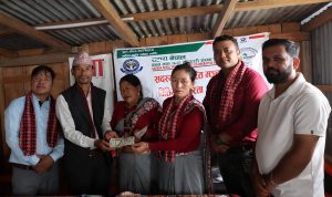श्रीमान् गुमाएकी बुधमायालाई सहारा नेपालको साथ : १ लाख ५० हजार कर्जा मिनाह